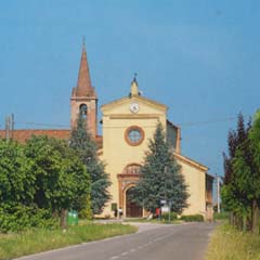 La strada di accesso e la facciata del Santuario