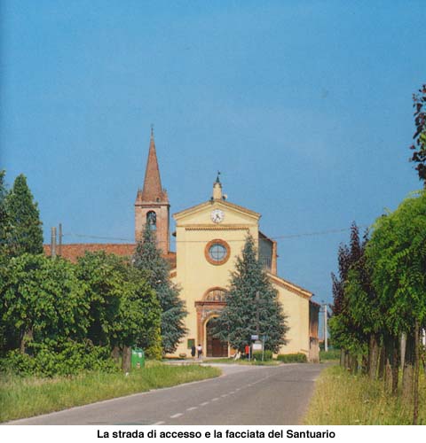 La facciata del Santuario, in fondo alla strada alberata